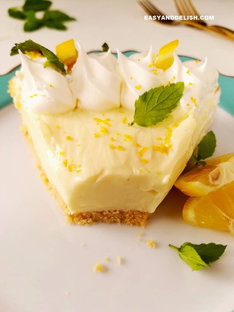 Easy Lemon Pie with Condensed Milk (Lemon Icebox Pie) - Easy and Delish