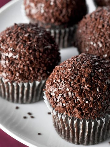 Several brigadeiro cupcakes in a platter.