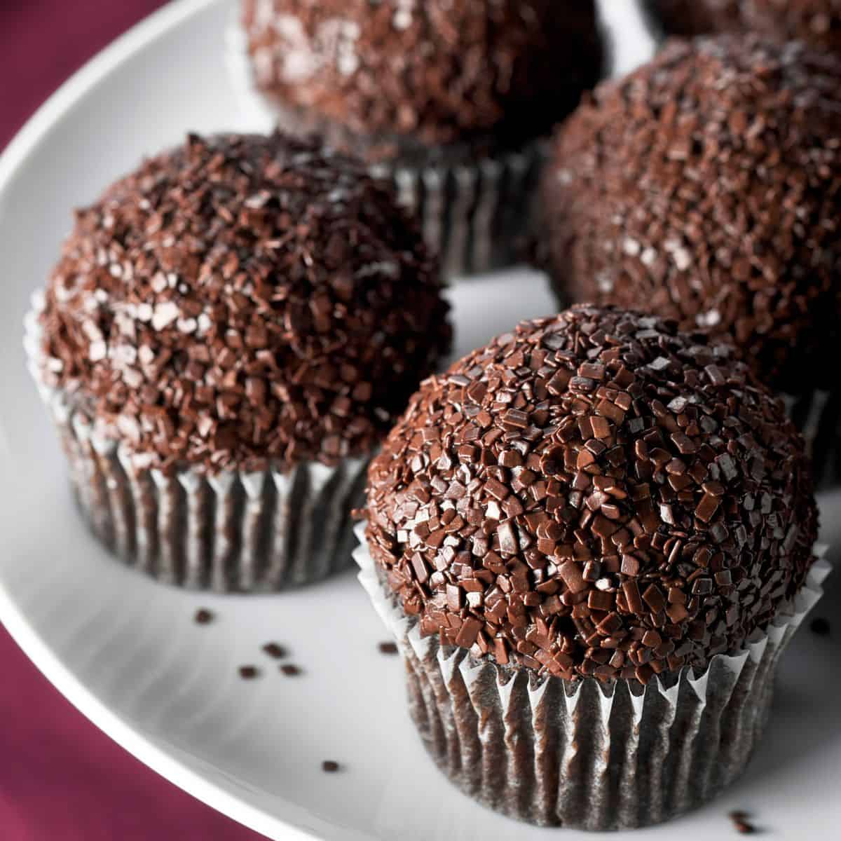 Several brigadeiro cupcakes in a platter.