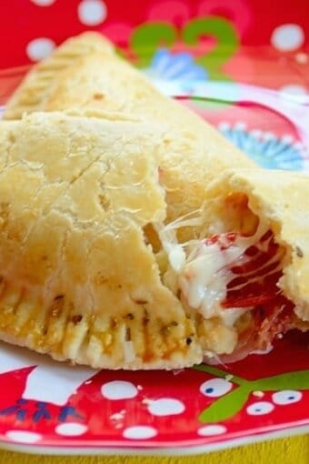 Pizza Empanadas (Pastel de Forno com Recheio de Pizza) - Easy and Delish
