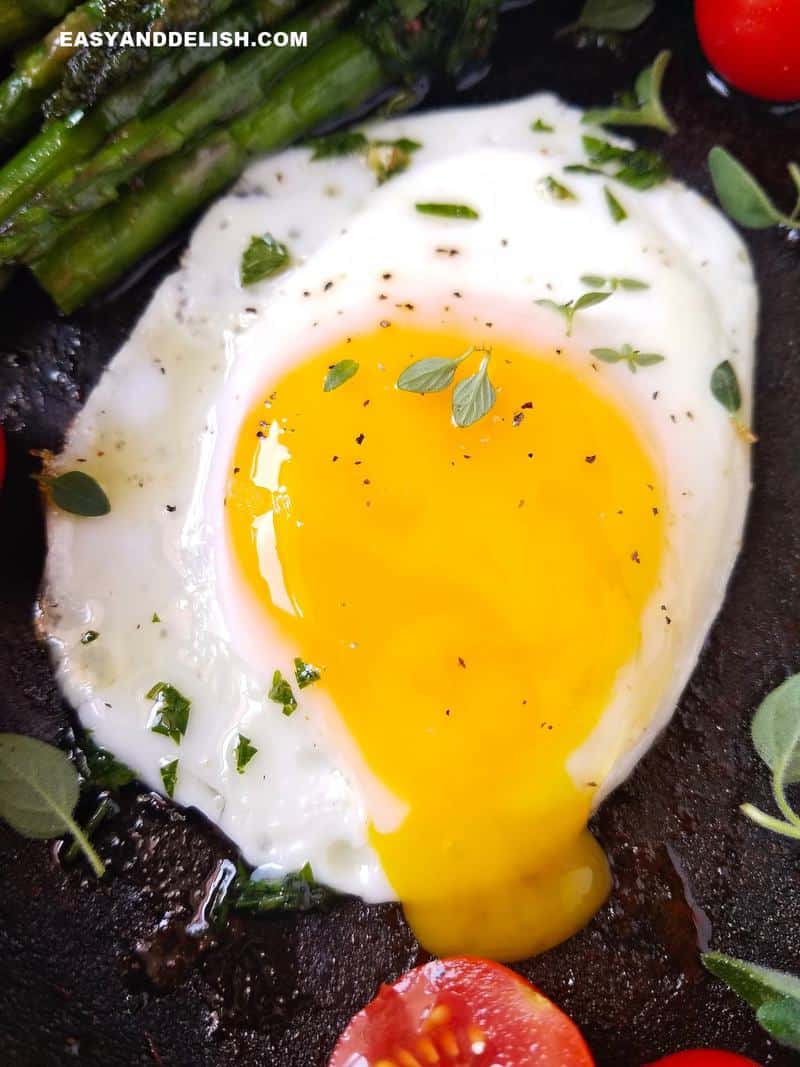 Perfect Sunny Side Up Eggs Recipe - Num's the Word