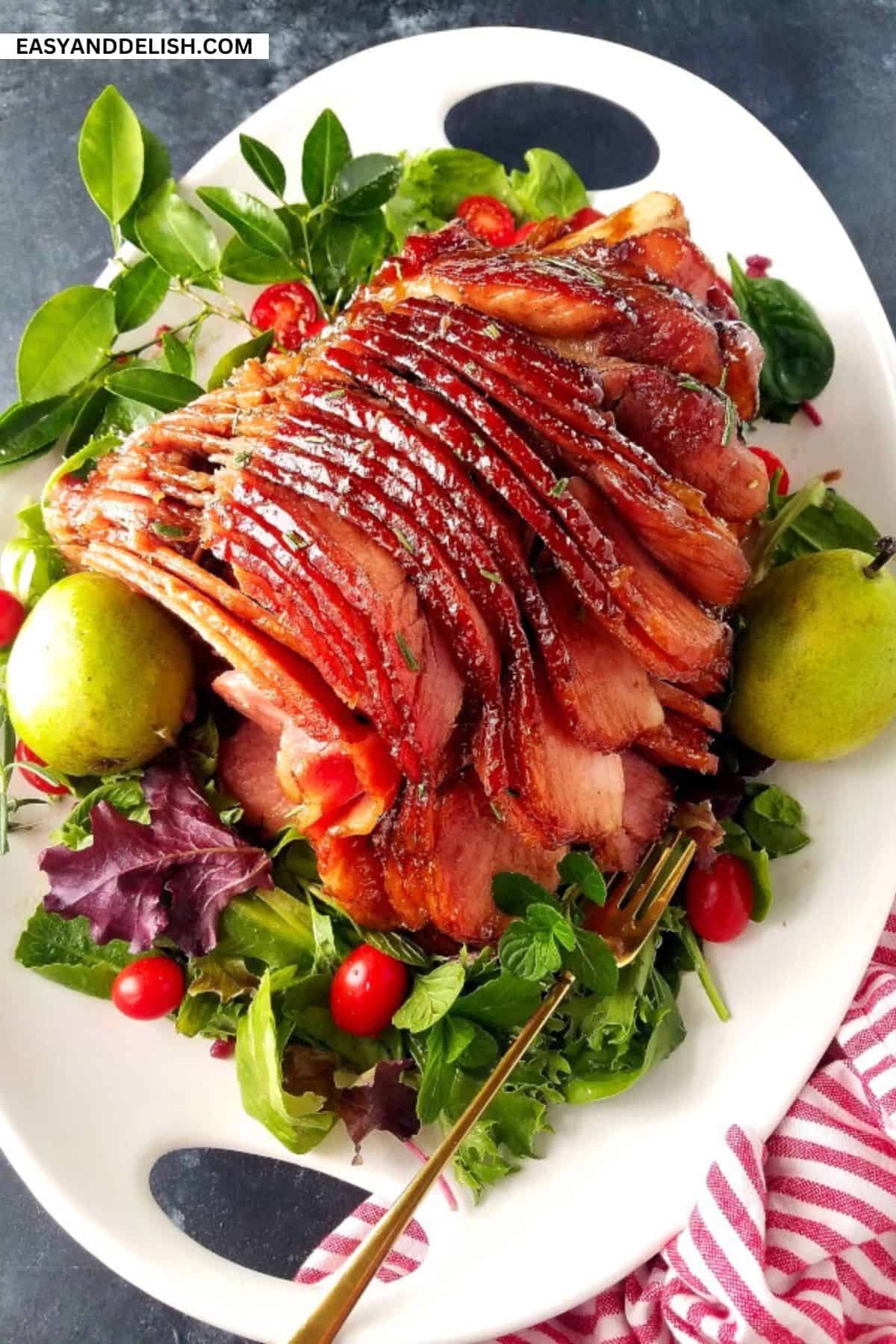 https://www.easyanddelish.com/wp-content/uploads/2019/12/honey-glazed-ham-in-a-platter-with-pears-and-mixed-green-leaves.jpg