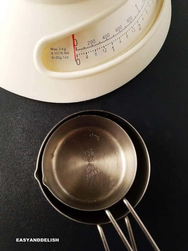 https://www.easyanddelish.com/wp-content/uploads/2020/06/kitchen-scale-and-measuring-cups-US-cups-to-ounces-to-grams.jpg
