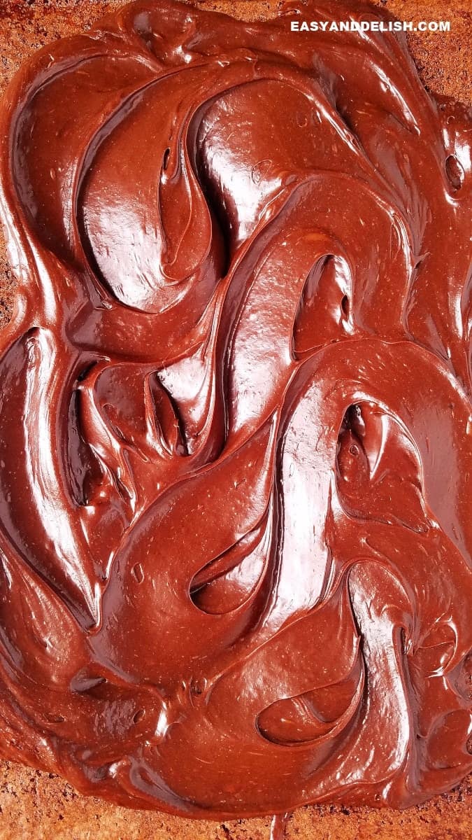 Bolo de Chocolate Simples Com Creme de Manteiga - Easy and Delish