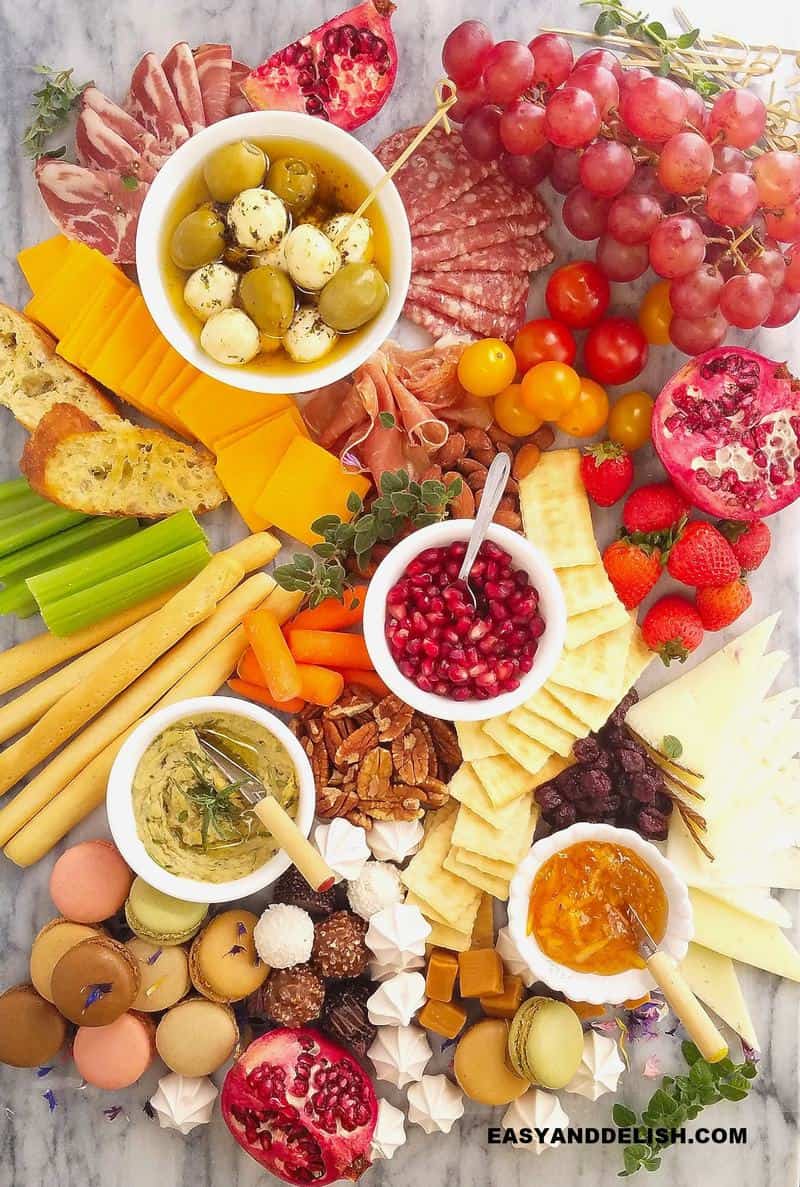 https://www.easyanddelish.com/wp-content/uploads/2020/12/how-to-make-a-cheese-board-2.jpg