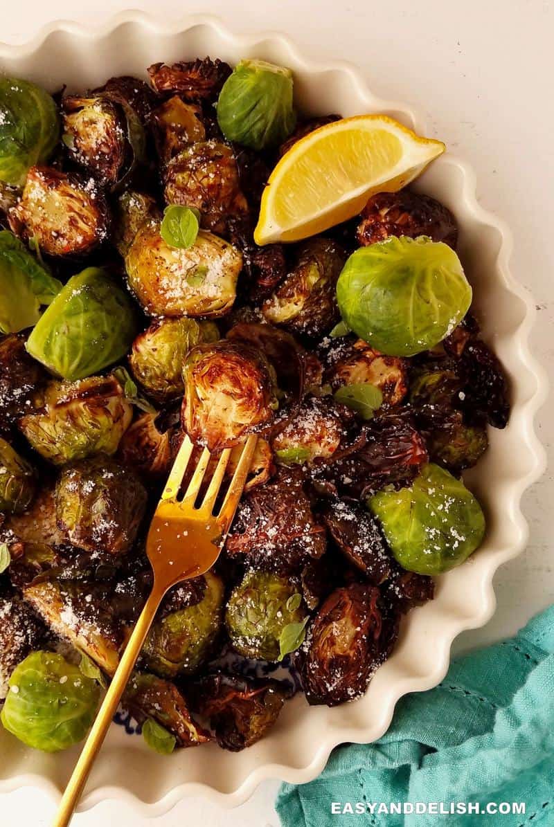 https://www.easyanddelish.com/wp-content/uploads/2021/08/brussels-sprouts-in-the-air-fryer-1.jpg