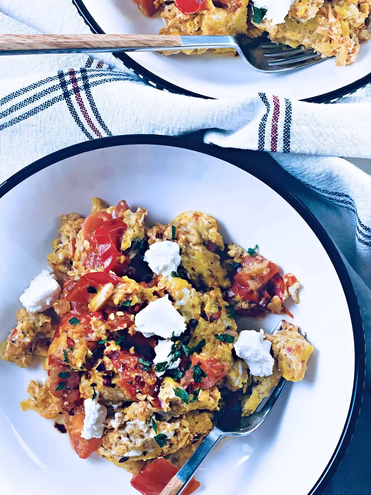 https://www.easyanddelish.com/wp-content/uploads/2022/07/High-protein-lunches-Greek-eggs-kayana-by-the-greek-foodie.webp