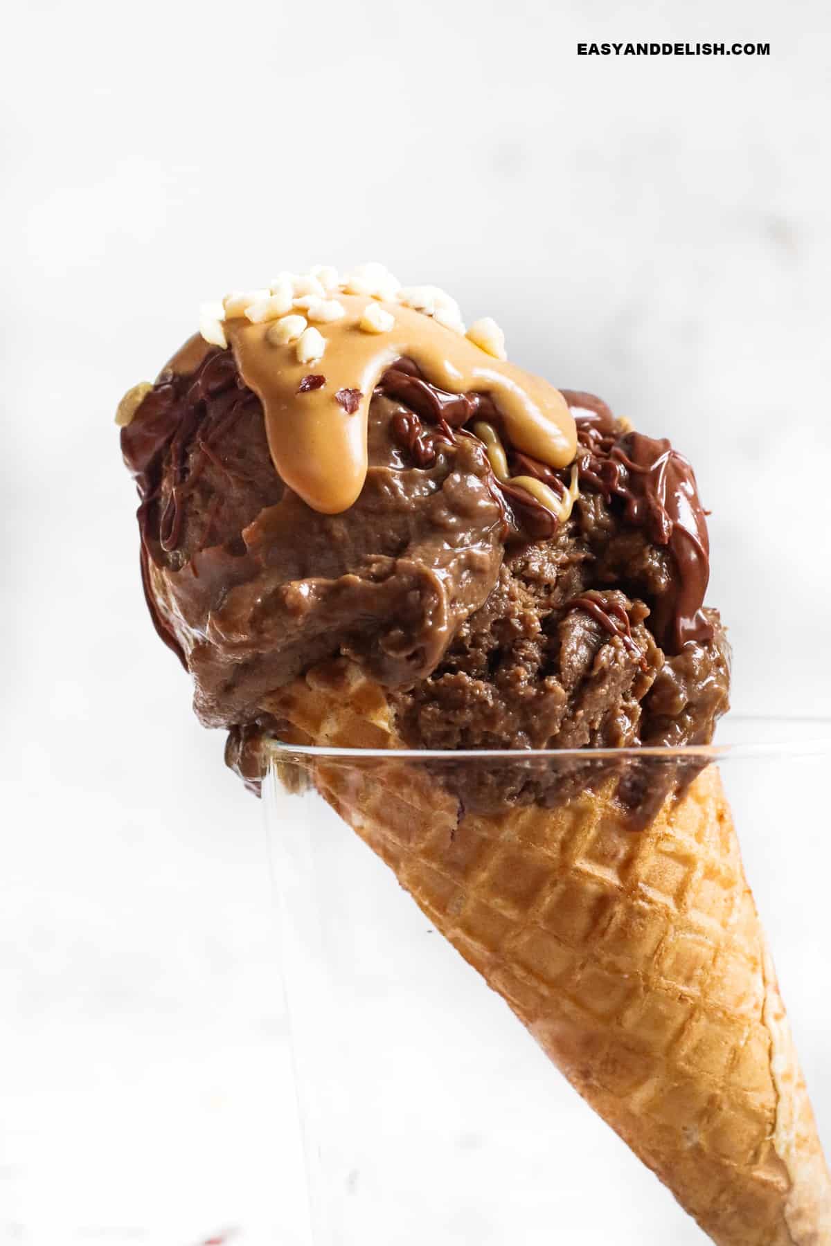 https://www.easyanddelish.com/wp-content/uploads/2022/07/protein-ice-cream-in-a-cone-sorvete-de-whey-na-casquinha.jpg